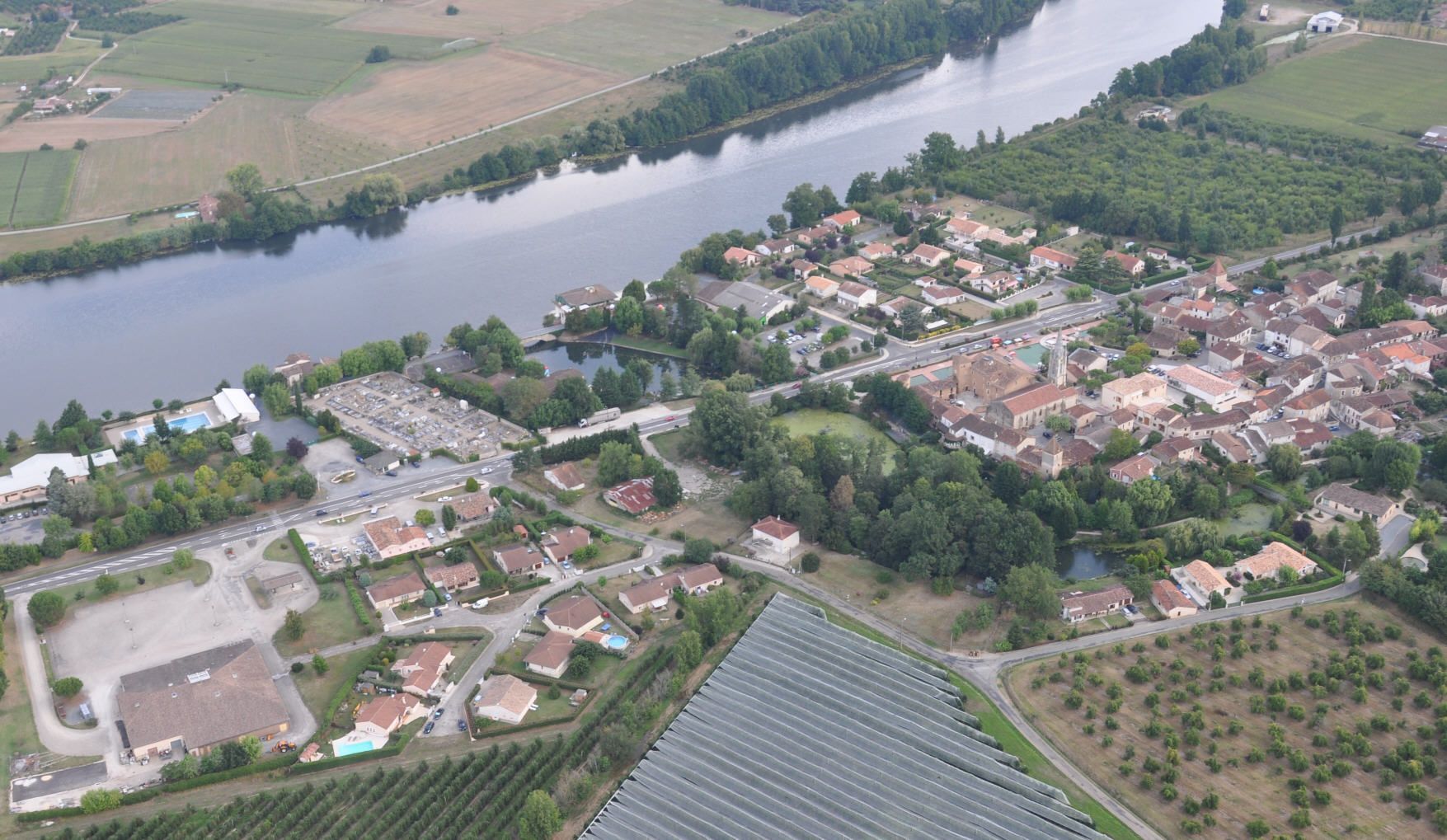 LE TEMPLE SUR LOT VUE DU VILLAGE.