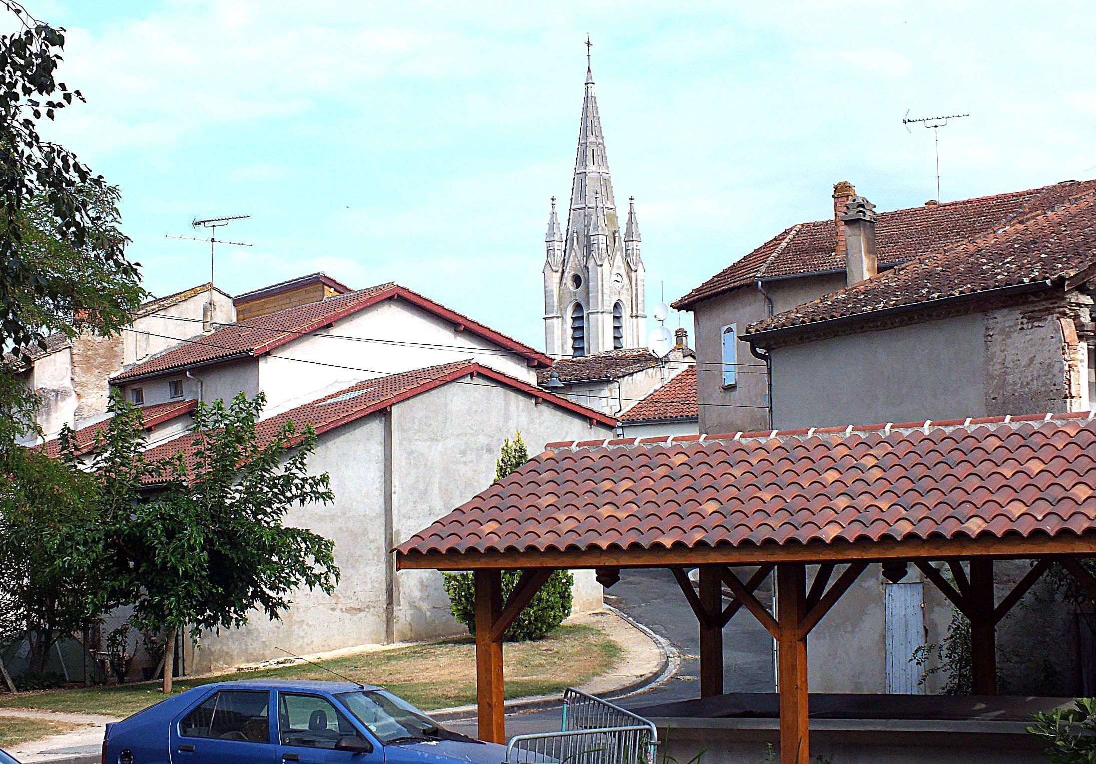 LE TEMPLE SUR LOT VUE DU VILLAGE.