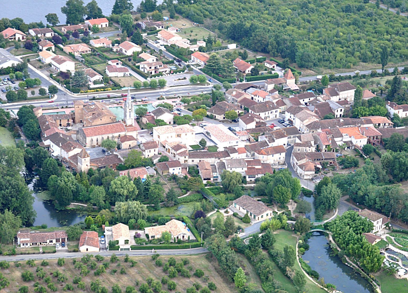 LE TEMPLE SUR LOT VUE DU VILLAGE.